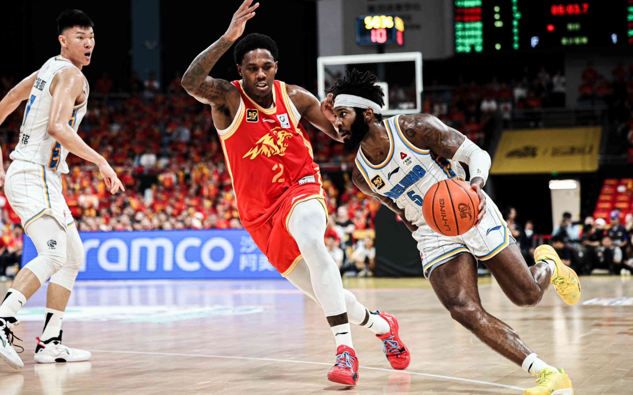 外援球员高效表现,率队轻松取胜 外援球员高效表现,率队轻松取胜