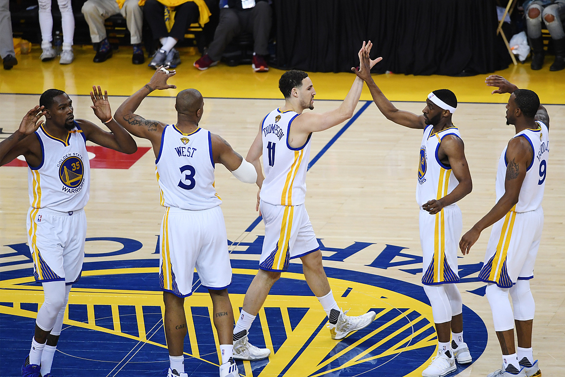 日本篮球队获得激动人心的胜利 日本篮球队获得激动人心的胜利