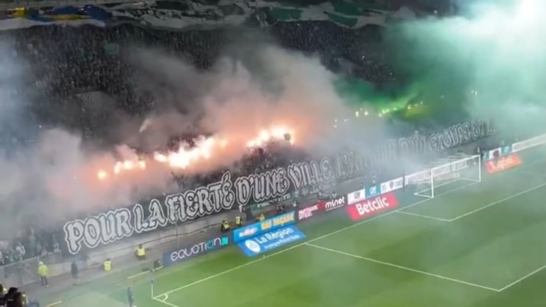 里昂球迷聚集市中心庆祝胜利 里昂球迷聚集市中心庆祝胜利