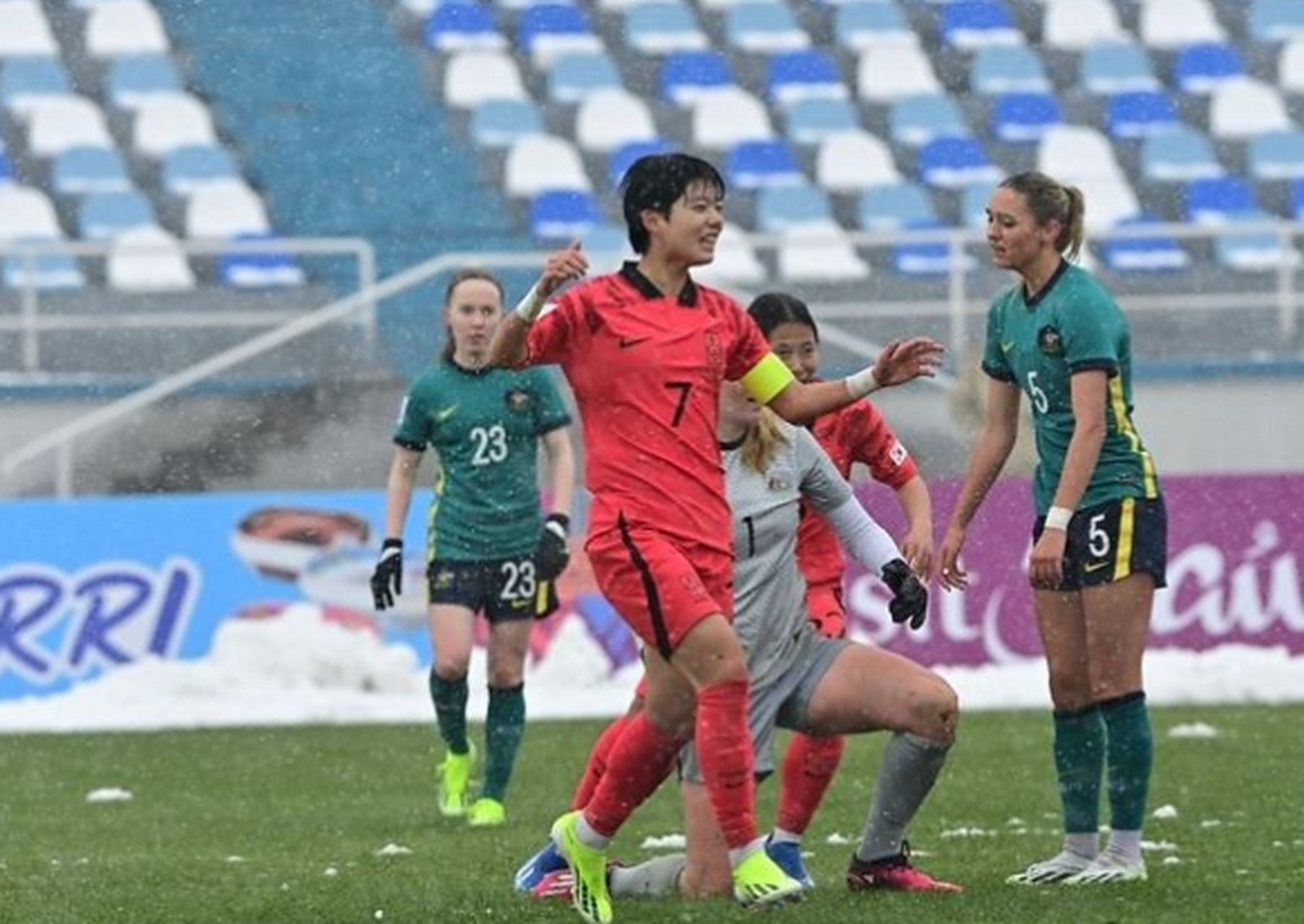 女足联赛双方激战,胜者晋级决赛 女足联赛双方激战,胜者晋级决赛