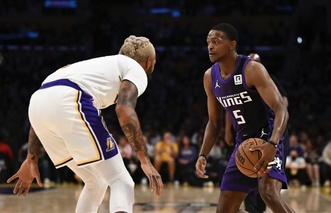 关于湖人击败国王，取得三连胜追赶前四的信息