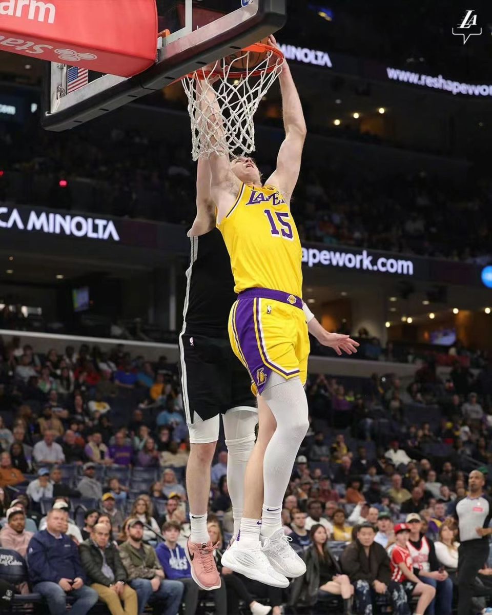 湖人力克太阳取得四连胜保持不败